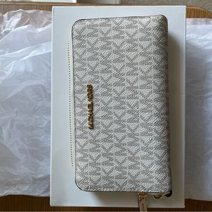 NWT Michael Kors Jet Set Wallet